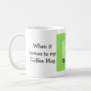 Die Sprichwort-Größe des sonnigen Kaffees spielt e Kaffeetasse