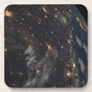 Die Stadt beleuchtet nachts auf der Erde Getränkeuntersetzer