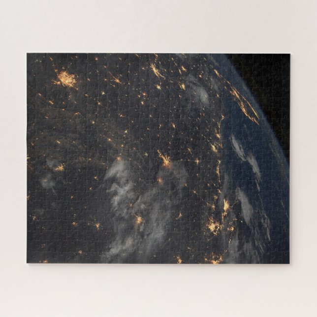 Die Stadt beleuchtet nachts auf der Erde Puzzle (Horizontal)