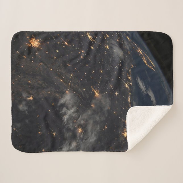 Die Stadt beleuchtet nachts auf der Erde Sherpadecke (Vorderseite (Horizontal))