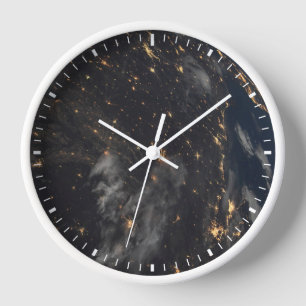 Die Stadt beleuchtet nachts auf der Erde Uhr