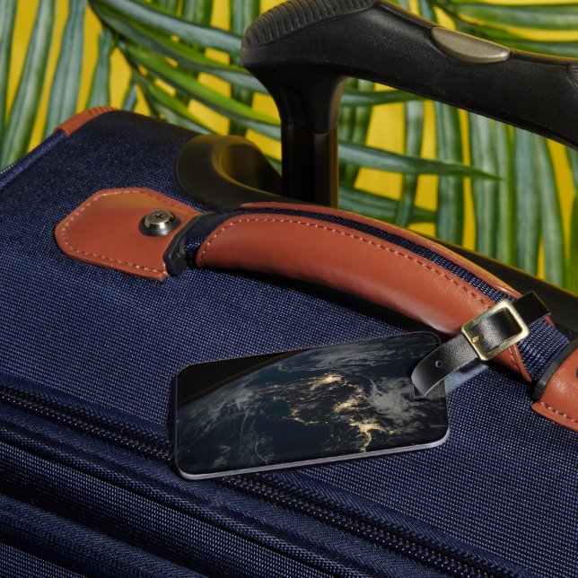 Die Stadt leuchtet nachts in Japan. Gepäckanhänger (Vorderseite Insitu 3)