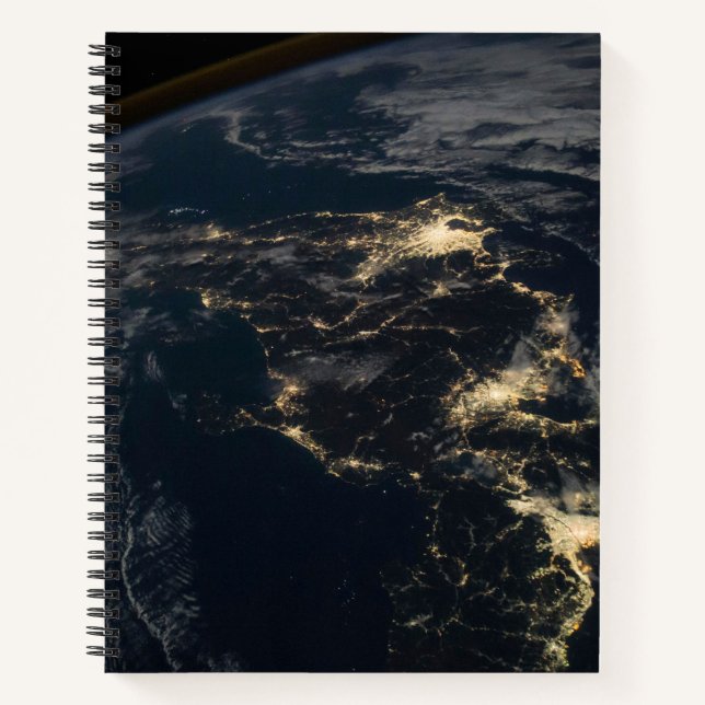 Die Stadt leuchtet nachts in Japan. Notizbuch (Vorderseite)