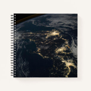 Die Stadt leuchtet nachts in Japan. Notizbuch