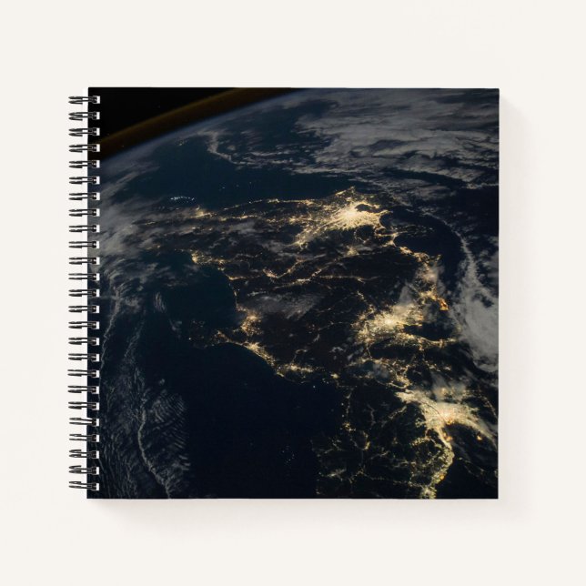 Die Stadt leuchtet nachts in Japan. Notizbuch (Vorderseite)