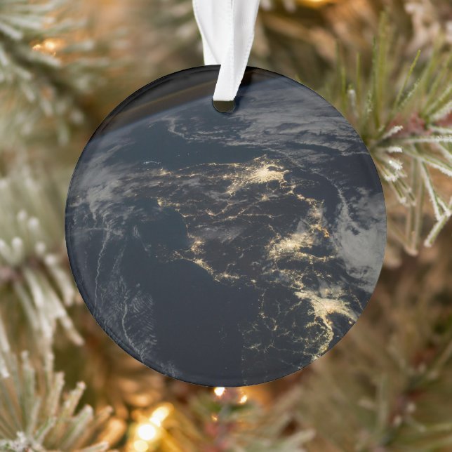 Die Stadt leuchtet nachts in Japan. Ornament (Baum)