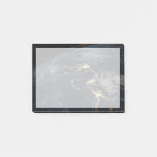 Die Stadt leuchtet nachts in Japan. Post-it Klebezettel