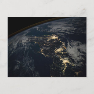 Die Stadt leuchtet nachts in Japan. Postkarte