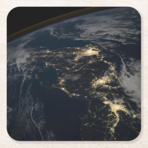 Die Stadt leuchtet nachts in Japan. Rechteckiger Pappuntersetzer