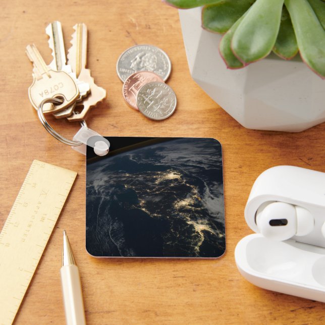 Die Stadt leuchtet nachts in Japan. Schlüsselanhänger (Schreibtisch)