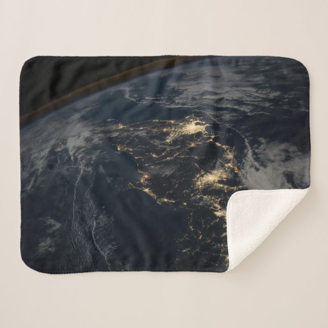 Die Stadt leuchtet nachts in Japan. Sherpadecke (Vorderseite (Horizontal))