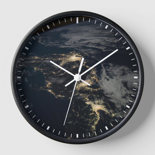 Die Stadt leuchtet nachts in Japan. Uhr (Vorderseite)