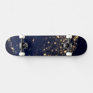 Die Stadtbeleuchtung der Staaten nachts. Skateboard