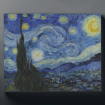 Die Starry Night Plaque Fotoplatte<br><div class="desc">Die Starry Night von Vincent van Gogh The Starry Night ist ein Gemälde des niederländischen Post-Impressionisten Vincent van Gogh. Das Bild zeigt den Blick abends außerhalb seines Sanitärraums, obwohl es tagsüber aus dem Gedächtnis gemalt wurde. Der mittlere Teil zeigt das Dorf Saint-Rémy unter einem wirbelnden Himmel, mit Blick vom Asyl...</div>