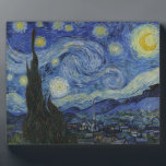 Die Starry Night Plaque Fotoplatte<br><div class="desc">Die Starry Night von Vincent van Gogh The Starry Night ist ein Gemälde des niederländischen Post-Impressionisten Vincent van Gogh. Das Bild zeigt den Blick abends außerhalb seines Sanitärraums, obwohl es tagsüber aus dem Gedächtnis gemalt wurde. Der mittlere Teil zeigt das Dorf Saint-Rémy unter einem wirbelnden Himmel, mit Blick vom Asyl...</div>