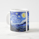 Die Starry Night von Van Gogh Jumbo-Tasse<br><div class="desc">Van Gogh, ein Ölgemälde des niederländischen Meisters Vincent Van Gogh (1853-1890), malte 1889 aus dem Gedächtnis die "Starry Night", während er sich in einem Asyl in Frankreich aufhielt, wo er sich auf Depressionen einließ. Die Szene zeigt den Blick aus seinem Schlafzimmerfenster. In dem Gemälde befinden sich der Mond, die Venus...</div>