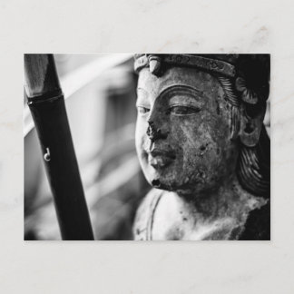 Die Statue und die Postkarte für das Foto