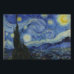 Die Sternennacht, Ölmalerei, Vincent Van Gogh Fotodruck<br><div class="desc">Vincent Van Gogh, Juni 1889 postimpressionistisches, modernes Ölgemälde auf Leinwand Nachtlandschaft Gemälde eines Wirblen Sternenhimmel mit einem hellgelben Halbmond; der Planet Venus ist ebenfalls sichtbar. Im Vordergrund ist ein übertriebener großer Zypressenbaum zu sehen. Dieses Bild zeigt den Ausblick aus dem Künstlerzimmer im Asyl von Saint-Paul-de-Mausole in Saint-Rémy-de-Provence Frankreich, das Dorf...</div>