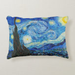 Die Sternennacht | Van Gogh | Dekokissen<br><div class="desc">Die Starry Night ist ein Ölgemälde des niederländischen postimpressionistischen Malers Vincent van Gogh, der in der Leinwand eine Oase der Ruhe sucht. Es wurde im Juni 1889 erbaut und zeigt den Blick aus dem nach Osten gerichteten Fenster seines Asylzimmers in Saint-Rémy-de-Provence, kurz vor dem Sonnenaufgang, mit dem Zusatz eines imaginären...</div>