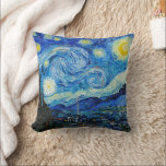 Die Sternennacht | Van Gogh | Kissen<br><div class="desc">Die Starry Night ist ein Ölgemälde des niederländischen postimpressionistischen Malers Vincent van Gogh, der in der Leinwand eine Oase der Ruhe sucht. Es wurde im Juni 1889 erbaut und zeigt den Blick aus dem nach Osten gerichteten Fenster seines Asylzimmers in Saint-Rémy-de-Provence, kurz vor dem Sonnenaufgang, mit dem Zusatz eines imaginären...</div>