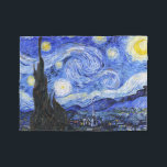 Die Sternennacht von Van Gogh Fleecedecke<br><div class="desc">Ölgemälde des niederländischen Meisters Vincent Van Gogh (1853-1890), wahrscheinlich sein berühmtestes Gemälde, malte Van Gogh 1889 aus dem Gedächtnis "Die Sternennacht", während er sich in einem Asyl in Frankreich aufhielt, wo er sich auf Depressionen hin kontrollierte. Die Szene zeigt den Blick aus seinem Schlafzimmerfenster. Im Gemälde befinden sich der Mond,...</div>