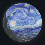 Die Sternennacht von Van Gogh Pappteller<br><div class="desc">Als Ölgemälde des großen niederländischen Malers Vincent Van Gogh (1853-1890)Von einigen als sein berühmtestes Kunstwerk angesehen, malte Van Gogh 1889 aus dem Gedächtnis "Die Sternennacht", während er in Frankreich in einem Asyl lebte, wo er sich auf Depressionen überprüft hatte.Die Szene zeigt den Blick aus seinem Schlafzimmerfenster. Im Gemälde sehen wir...</div>