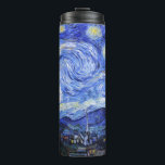 Die Sternennacht von Van Gogh Thermosbecher<br><div class="desc">Ölgemälde des niederländischen Meisters Vincent Van Gogh (1853-1890), wahrscheinlich sein berühmtestes Gemälde, malte Van Gogh 1889 aus dem Gedächtnis "Die Sternennacht", während er sich in einem Asyl in Frankreich aufhielt, wo er sich auf Depressionen hin kontrollierte. Die Szene zeigt den Blick aus seinem Schlafzimmerfenster. Im Gemälde befinden sich der Mond,...</div>