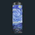 Die Sternennacht von Van Gogh Thermosbecher<br><div class="desc">Ölgemälde des niederländischen Meisters Vincent Van Gogh (1853-1890), wahrscheinlich sein berühmtestes Gemälde, malte Van Gogh 1889 aus dem Gedächtnis "Die Sternennacht", während er sich in einem Asyl in Frankreich aufhielt, wo er sich auf Depressionen hin kontrollierte. Die Szene zeigt den Blick aus seinem Schlafzimmerfenster. Im Gemälde befinden sich der Mond,...</div>