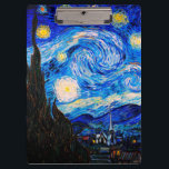 Die Sternennacht von Vincent Van Gogh Klemmbrett<br><div class="desc">Vincent Van Gogh The Starry Night. Das ist ein altes Meisterwerk des holländischen Meisters Vincent Van Gogh. Dieses schöne Landschaftsbild hat eine schöne,  lebendige,  gesättigte Farbe. Vincent Van Gogh war ein niederländischer Postimpressionist. Dieses Bild ist öffentlich</div>