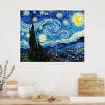 Die Sternennacht von Vincent Van Gogh Poster<br><div class="desc">Das Gemälde wird von einem Sternenhimmel beherrscht. Es nimmt drei Viertel des Flugzeug ein und erscheint turbulent, sogar aufgeregt, mit stark wirbelnden Mustern, die wie Wellen über die Oberfläche rollen. Es ist von hellen Orben umgeben - darunter der Halbmond ganz rechts und die Venus, der Morgenstern, links von Mitte -...</div>