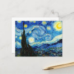 Die Sternennacht von Vincent Van Gogh Postkarte<br><div class="desc">Das Gemälde wird von einem Sternenhimmel beherrscht. Es nimmt drei Viertel des Flugzeug ein und erscheint turbulent, sogar aufgeregt, mit stark wirbelnden Mustern, die wie Wellen über die Oberfläche rollen. Es ist von hellen Orben umgeben - darunter der Halbmond ganz rechts und die Venus, der Morgenstern, links von Mitte -...</div>