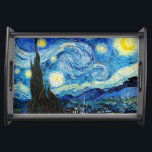 Die Sternennacht von Vincent Van Gogh Serviertablett<br><div class="desc">Das Gemälde wird von einem Sternenhimmel beherrscht. Es nimmt drei Viertel des Flugzeug ein und erscheint turbulent, sogar aufgeregt, mit stark wirbelnden Mustern, die wie Wellen über die Oberfläche rollen. Es ist von hellen Orben umgeben - darunter der Halbmond ganz rechts und die Venus, der Morgenstern, links von Mitte -...</div>