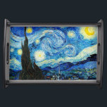 Die Sternennacht von Vincent Van Gogh Serviertablett<br><div class="desc">Das Gemälde wird von einem Sternenhimmel beherrscht. Es nimmt drei Viertel des Flugzeug ein und erscheint turbulent, sogar aufgeregt, mit stark wirbelnden Mustern, die wie Wellen über die Oberfläche rollen. Es ist von hellen Orben umgeben - darunter der Halbmond ganz rechts und die Venus, der Morgenstern, links von Mitte -...</div>