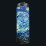 Die Sternennacht von Vincent Van Gogh Thermosbecher<br><div class="desc">Das Gemälde wird von einem Sternenhimmel beherrscht. Es nimmt drei Viertel des Flugzeug ein und erscheint turbulent, sogar aufgeregt, mit stark wirbelnden Mustern, die wie Wellen über die Oberfläche rollen. Es ist von hellen Orben umgeben - darunter der Halbmond ganz rechts und die Venus, der Morgenstern, links von Mitte -...</div>