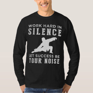 "Die Stille blühen, den Triumph ersticken: Funny T T-Shirt