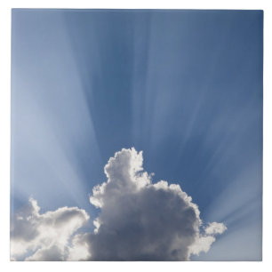 Die Strahlen von Crepuskular oder Gottes gehen an  Fliese