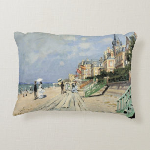 Die Strandpromenade in Trouville von Claude Monet Dekokissen