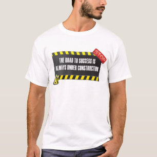 Die Straße ist im Bau T-Shirt