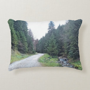 Die Straße zwischen Kiefern - Wilde Natur Rumänien Dekokissen