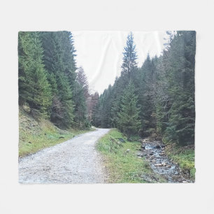 Die Straße zwischen Kiefern - Wilde Natur Rumänien Fleecedecke