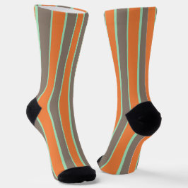 Die Streifen sind grün, grau und orange Socken