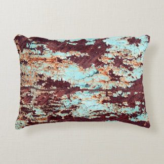 Die Struktur eines rostigen Eisens und eines blaue Dekokissen