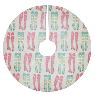Die Strümpfe wurden an den Feiertagsbaum-Tischläuf Polyester Weihnachtsbaumdecke