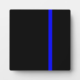 Die symbolische dünne blaue Linie auf schwarz Fotoplatte