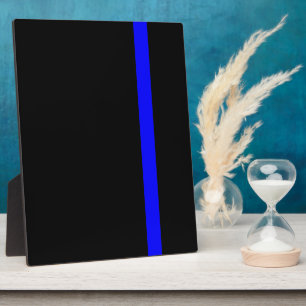 Die symbolische dünne blaue Linie auf schwarz Fotoplatte