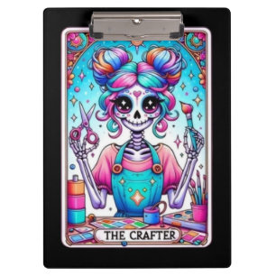 Die Tarotkarte der Crafter-Skelettfrau Klemmbrett