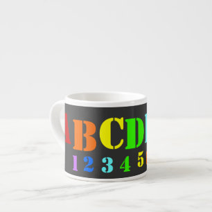 Die Tasse des Alphabet-Kindes