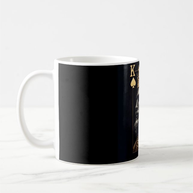 Die Tasse des Regal Gold King of Spades Coffee. (Links)