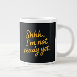 Die Tasse des sonnigen Kaffees - zuerst trinke ich