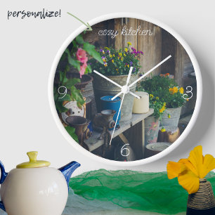 Die Terrasse des Landhauses ist mit lebendigen Sti Uhr